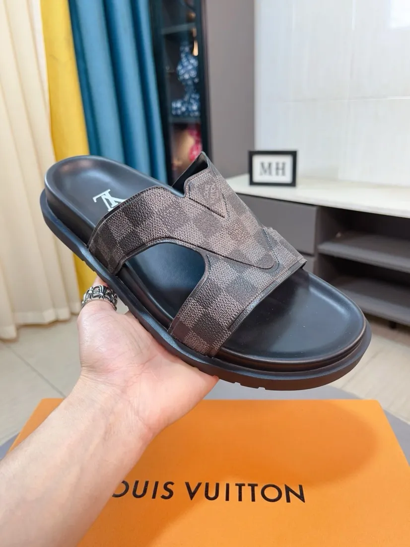 Men's shoes💰300🌹🌹【LV】Multi-color new men's slippers, original top-quality version, original special cowhide with pebbled embossing➕sheepskin on the inner and side, non-slip combination sole, more stable walking, more comfortable and lightweight, high-end and generous, size: 38~44